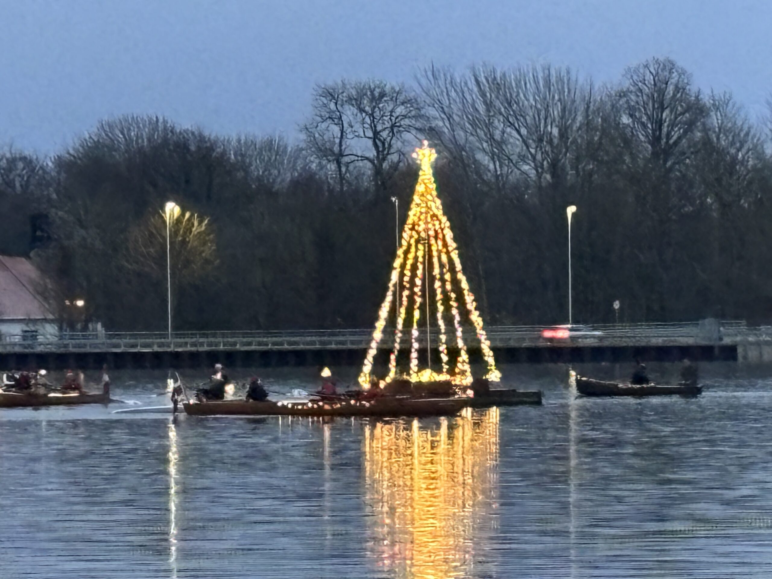 Juletræ på søen 24/11.